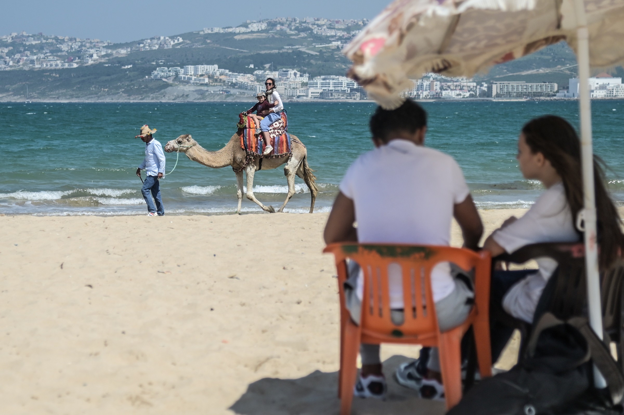 العطلة بالمغرب “ليست للجميع”! أسعار خيالية وقدرة شرائية في تراجع تمنع الأسر من السفر في الصيف