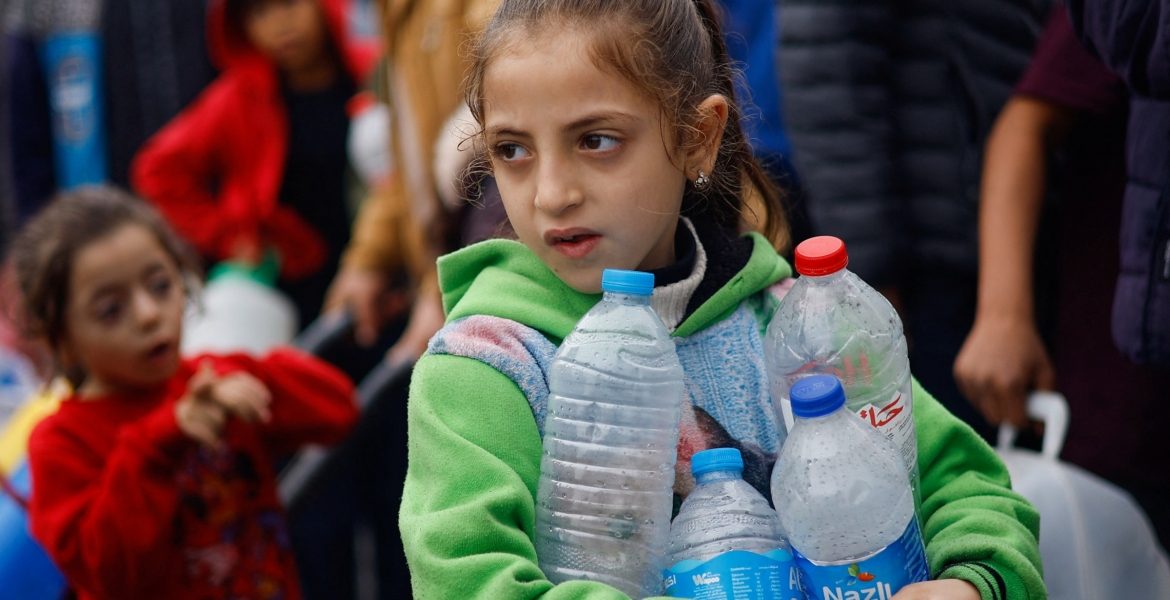 أثار موجة من الغضب بين الداعمين للقضية الفلسطينية.. “ترند الماء” في الوقت الذي يموت فيه الغزيون من العطش