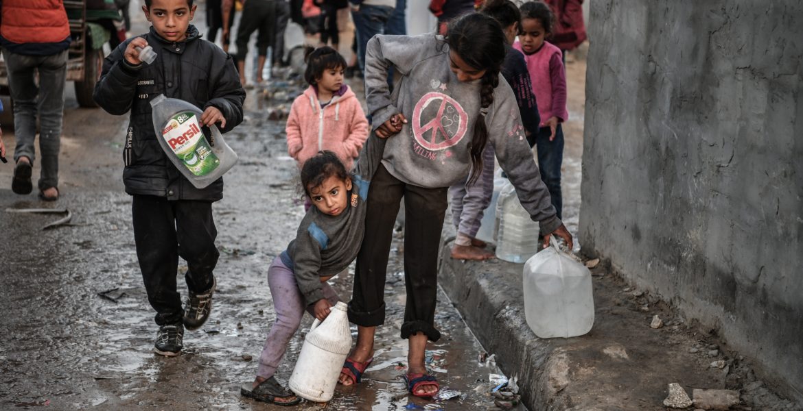 أثار موجة من الغضب بين الداعمين للقضية الفلسطينية.. “ترند الماء” في الوقت الذي يموت فيه الغزيون من العطش