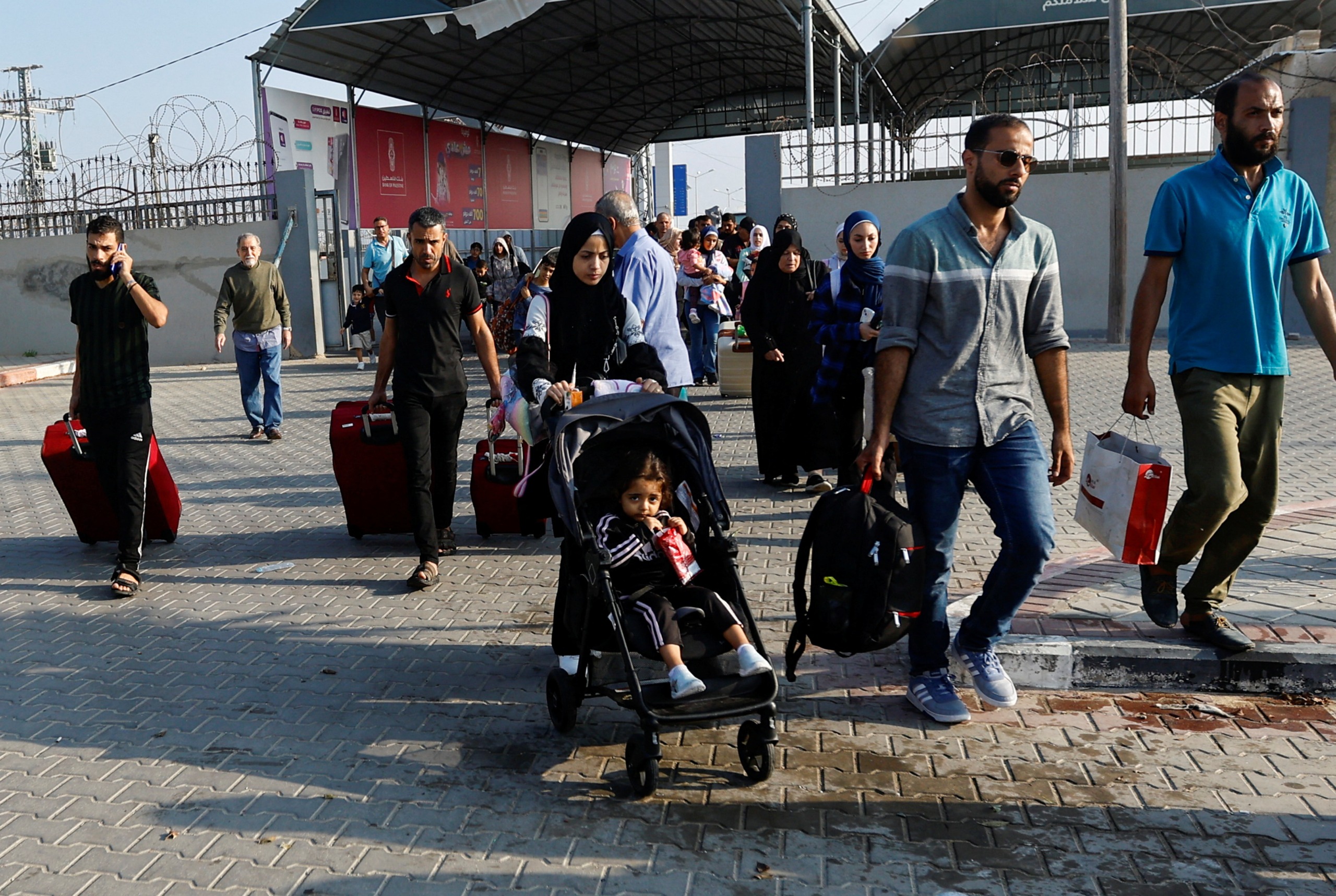 معاناة الغزيين في مصر.. مشاكل في الإقامة والعلاج وظروف صعبة يعيشونها دون حلول