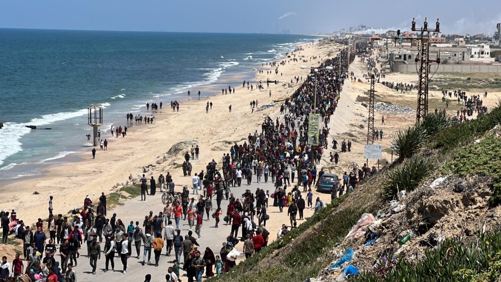 الفلسطينيون أثناء محاولاتهم العودة لشمال غزة - الأناضول