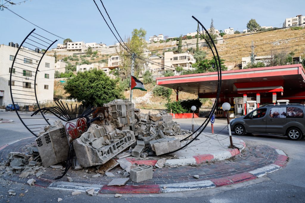 مستوطنون يهاجمون مساكن لفلسطينيين بالضفة وينهبون ممتلكاتهم .. سرقوا 300 رأس من الأغنام ودمروا الأثاث 