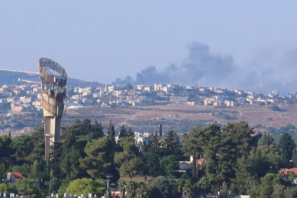 قتلى في غارة إسرائيلية على جنوب لبنان.. والاحتلال يزعم قتل 3 عناصر من “حزب الله”