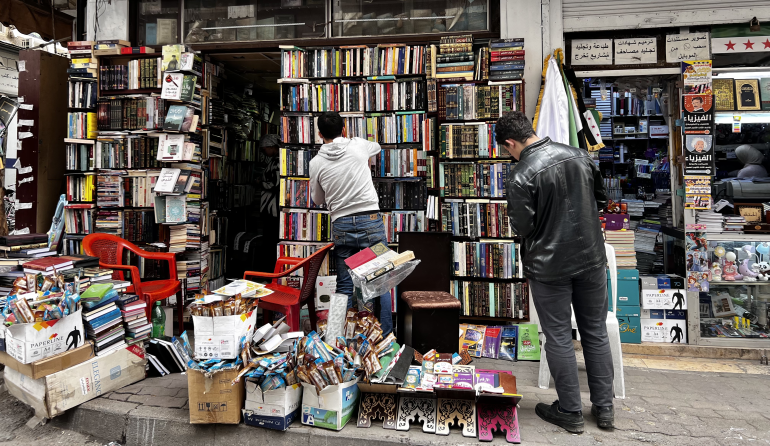ملامح من حركة سوق الكتاب في دمشق.. تجمعات أدبية ووفرة في العناوين ملامح من حركة سوق الكتاب في دمشق.. تجمعات أدبية ووفرة في العناوين