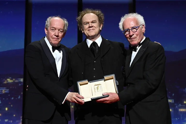 رغم انقطاع الكهرباء.. مهرجان كان الـ78 يختتم فعالياته ويعلن القائمة الكاملة للفائزين upload image