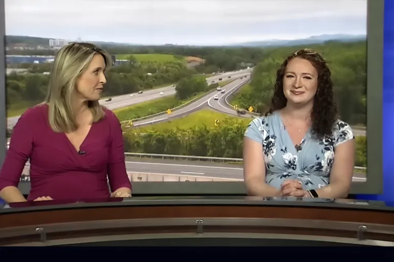 مخاض على الهواء.. مذيعة أميركية تواصل عملها لـ3 ساعات قبل ولادتها upload image