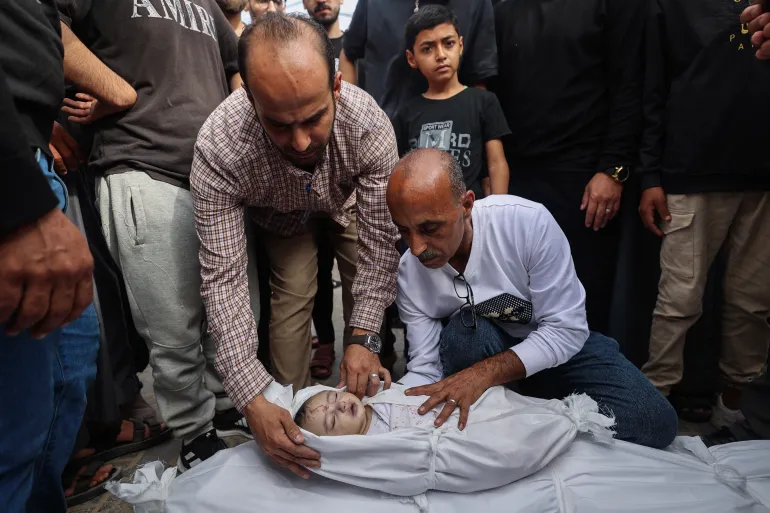 72 شهيدا بغزة وحماس تحذر من إقامة معسكرات اعتقال upload image