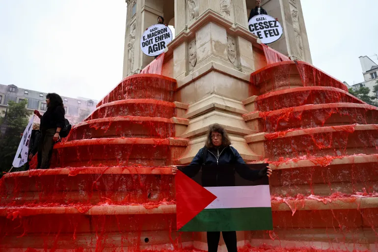 نافورة باريسية تُصبغ بالأحمر تنديدا بـ"حمام الدم" في غزة upload image