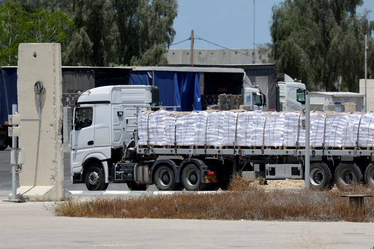 "قطرة في محيط".. 5 شاحنات فقط تدخل غزة من 11 وصلت كرم أبو سالم upload image