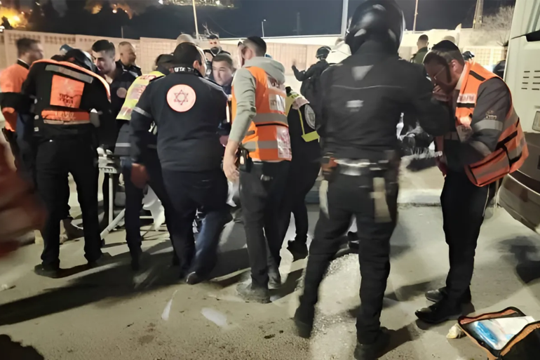 استشهاد فلسطيني بزعم عملية طعن جندي بالقدس upload image