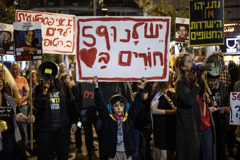 عائلات الأسرى الإسرائيليين تطالب بإسقاط حكومة نتنياهو upload image