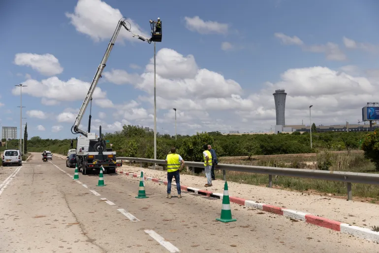 الحوثيون يستهدفون مطار بن غوريون مرتين في 24 ساعة upload image