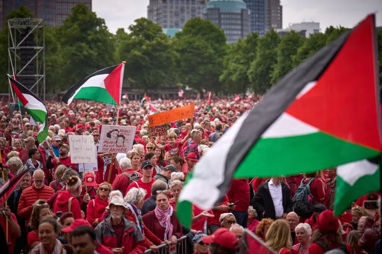 مظاهرات حول العالم ووفد أوروبي أمام معبر رفح لوقف الإبادة بغزة upload image