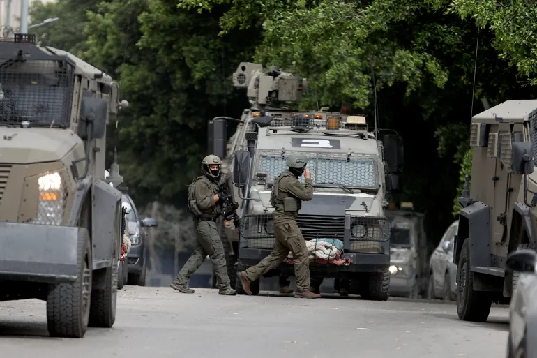 شهيد في نابلس والاحتلال يواصل المداهمات والاعتقالات بسلفيت upload image