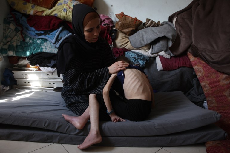 7 شهداء في غزة بينهم عائلة كاملة والجوع ينهش أجساد الأطفال 7 شهداء في غزة بينهم عائلة كاملة والجوع ينهش أجساد الأطفال