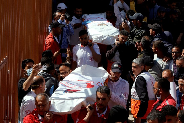 بالصور.. طواقم الهلال الأحمر تطالب بالحماية وسط غياب العدالة في غزة بالصور.. طواقم الهلال الأحمر تطالب بالحماية وسط غياب العدالة في غزة