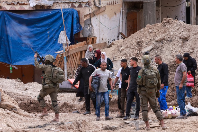 الاحتلال يحاصر منزلا شرقي نابلس ويواصل العدوان على الضفة الاحتلال يحاصر منزلا شرقي نابلس ويواصل العدوان على الضفة