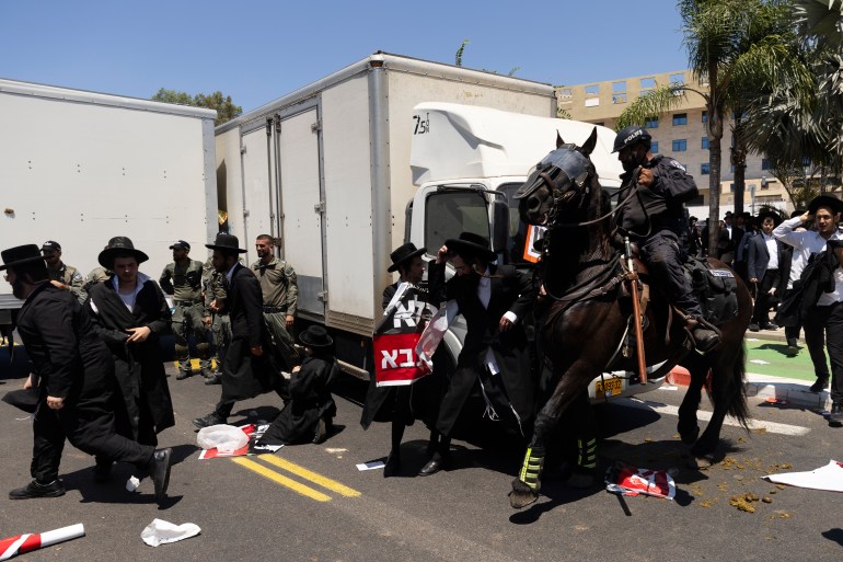 حملة لاعتقال الحريديم الفارين من الخدمة وقادتهم يهددون بإسقاط الحكومة حملة لاعتقال الحريديم الفارين من الخدمة وقادتهم يهددون بإسقاط الحكومة