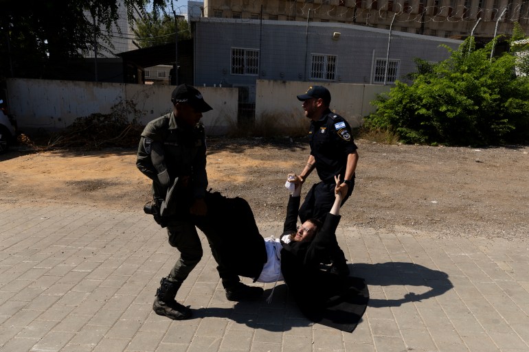 حملة لاعتقال الحريديم الفارين من الخدمة وقادتهم يهددون بإسقاط الحكومة حملة لاعتقال الحريديم الفارين من الخدمة وقادتهم يهددون بإسقاط الحكومة