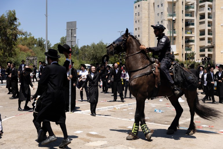 حملة لاعتقال الحريديم الفارين من الخدمة وقادتهم يهددون بإسقاط الحكومة حملة لاعتقال الحريديم الفارين من الخدمة وقادتهم يهددون بإسقاط الحكومة