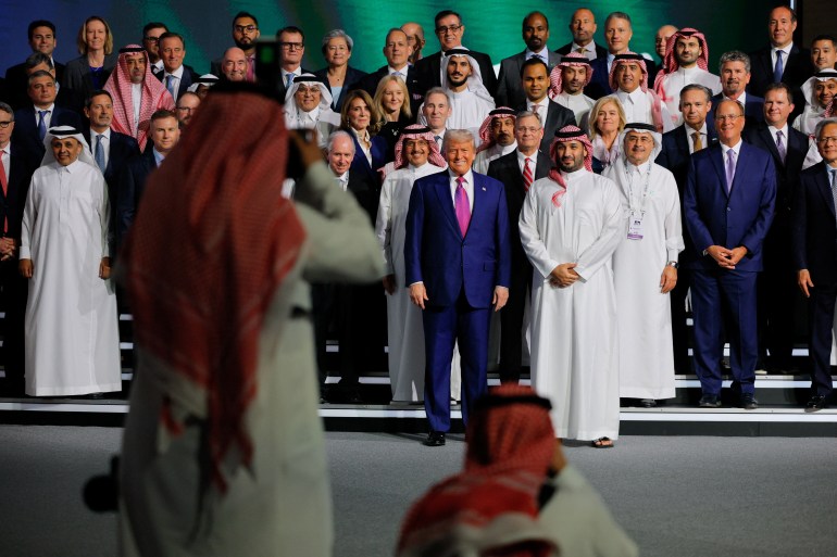 ترامب يرفع العقوبات عن سوريا ويلتقي الشرع غدا بالرياض