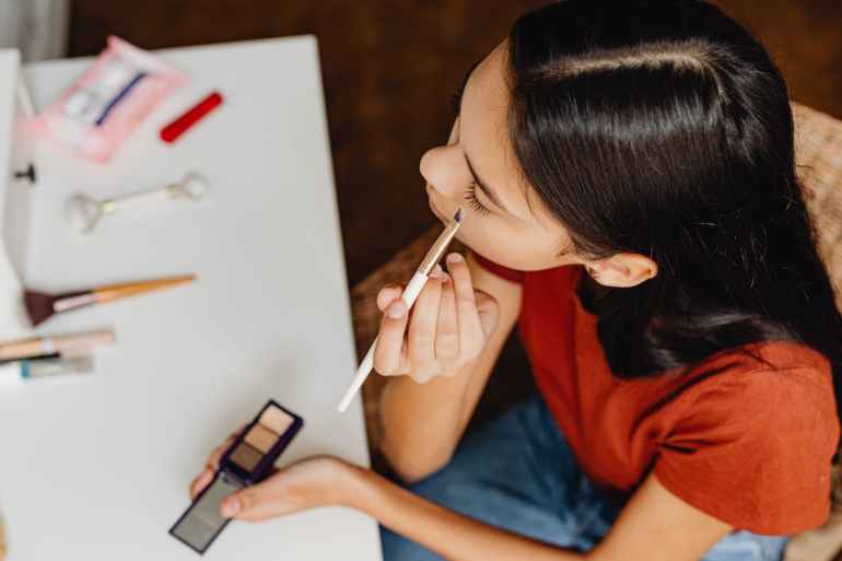 هل يساعد المكياج على مقاومة الاكتئاب؟ هكذا تحسّن مستحضرات التجميل نفسيتك هل يساعد المكياج على مقاومة الاكتئاب؟ هكذا تحسّن مستحضرات التجميل نفسيتك