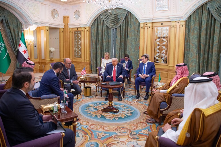 الشرع: سوريا طوت صفحة مأساوية ورفع العقوبات عنها قرار تاريخي شجاع الشرع: سوريا طوت صفحة مأساوية ورفع العقوبات عنها قرار تاريخي شجاع