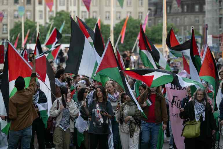 اشتباكات بين الشرطة ومتظاهرين مؤيدين للفلسطينيين خلال اشتباكات بين الشرطة ومتظاهرين مؤيدين للفلسطينيين خلال