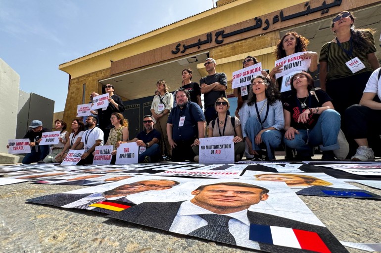 مظاهرات حول العالم ووفد أوروبي أمام معبر رفح لوقف الإبادة بغزة مظاهرات حول العالم ووفد أوروبي أمام معبر رفح لوقف الإبادة بغزة