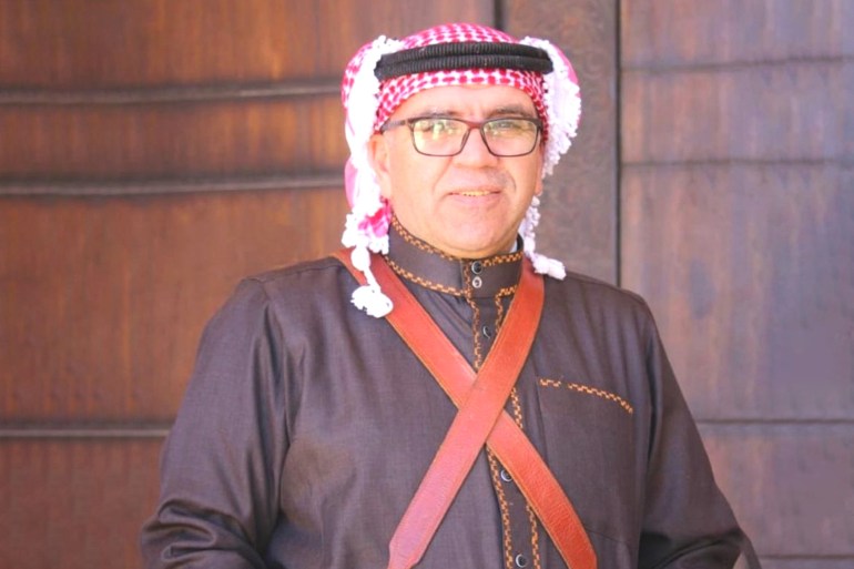الأكاديمي باسم الشمايلة يحمل الدكتوراه ويقدم الشاي والقهوة في المناسبات الاجتماعية الأكاديمي باسم الشمايلة يحمل الدكتوراه ويقدم الشاي والقهوة في المناسبات الاجتماعية