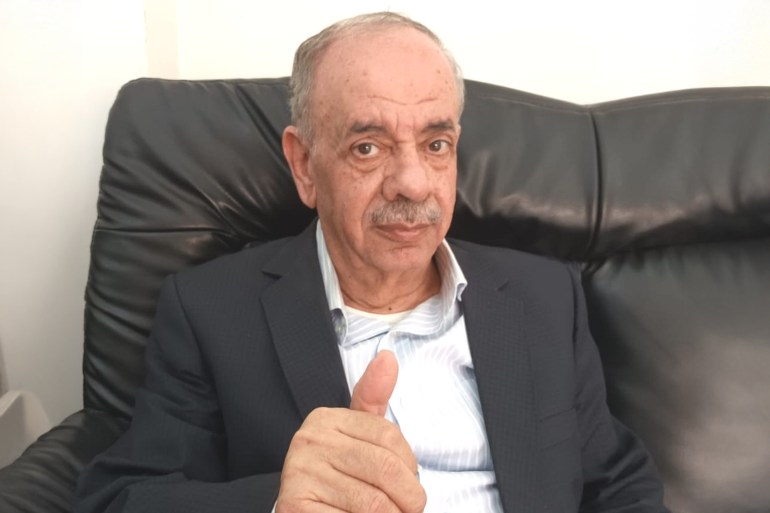 الأكاديمي باسم الشمايلة يحمل الدكتوراه ويقدم الشاي والقهوة في المناسبات الاجتماعية الأكاديمي باسم الشمايلة يحمل الدكتوراه ويقدم الشاي والقهوة في المناسبات الاجتماعية