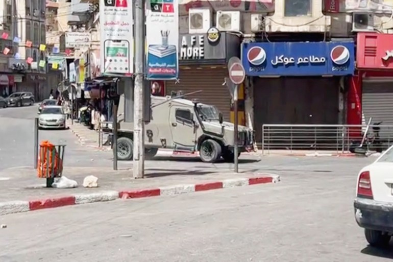 الاحتلال يقتحم مدن الضفة وينهب محال الصرافة والذهب الاحتلال يقتحم مدن الضفة وينهب محال الصرافة والذهب