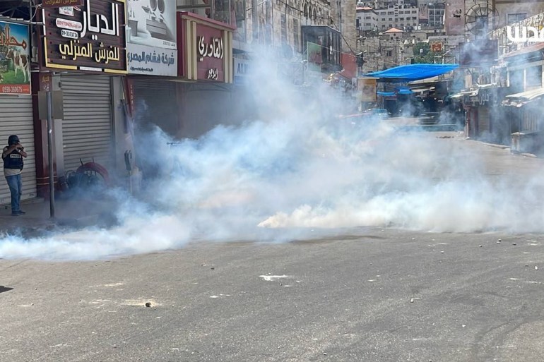 الاحتلال يقتحم مدن الضفة وينهب محال الصرافة والذهب الاحتلال يقتحم مدن الضفة وينهب محال الصرافة والذهب