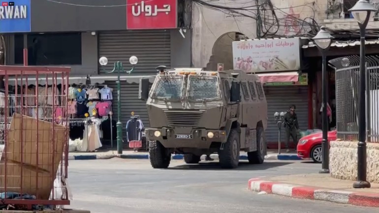 الاحتلال يقتحم مدن الضفة وينهب محال الصرافة والذهب الاحتلال يقتحم مدن الضفة وينهب محال الصرافة والذهب