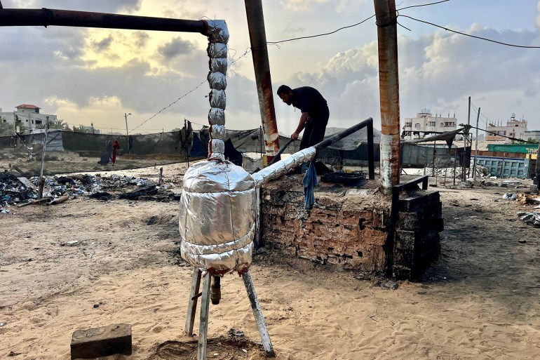 في زمن الحصار.. غزيون يشعلون الأمل بحرق النفايات البلاستيكية في زمن الحصار.. غزيون يشعلون الأمل بحرق النفايات البلاستيكية