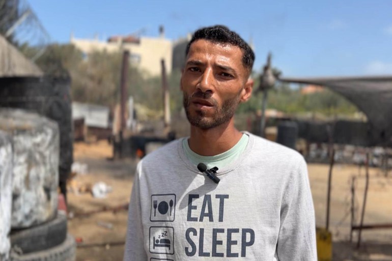 في زمن الحصار.. غزيون يشعلون الأمل بحرق النفايات البلاستيكية في زمن الحصار.. غزيون يشعلون الأمل بحرق النفايات البلاستيكية
