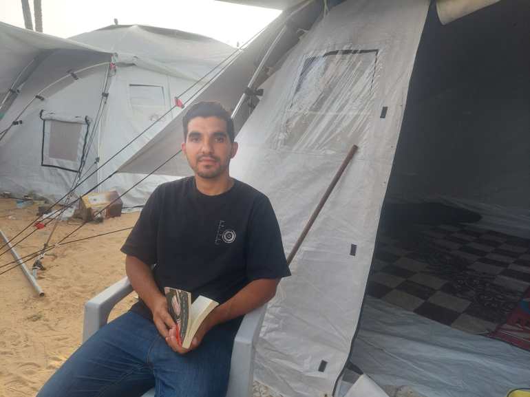 الكتابة في زمن الحرب.. هكذا يقاوم مبدعو غزة الموت والجوع الكتابة في زمن الحرب.. هكذا يقاوم مبدعو غزة الموت والجوع