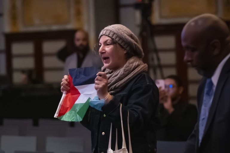 مؤيدون لفلسطين يحتجون ضد سيناتور أميركي أثناء حفل توقيع كتابه مؤيدون لفلسطين يحتجون ضد سيناتور أميركي أثناء حفل توقيع كتابه