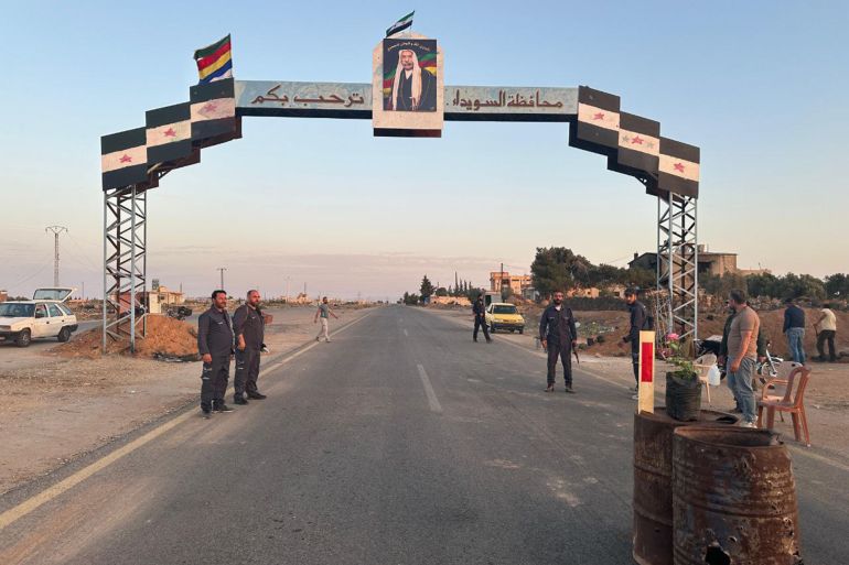 الشرطة السورية تنتشر على مدخل السويداء تنفيذا للاتفاق مع الحكومة upload image