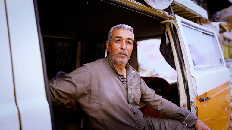 من داخل باص مهجور.. معلم غزة يدرّس معنى الصمود من داخل باص مهجور.. معلم غزة يدرّس معنى الصمود