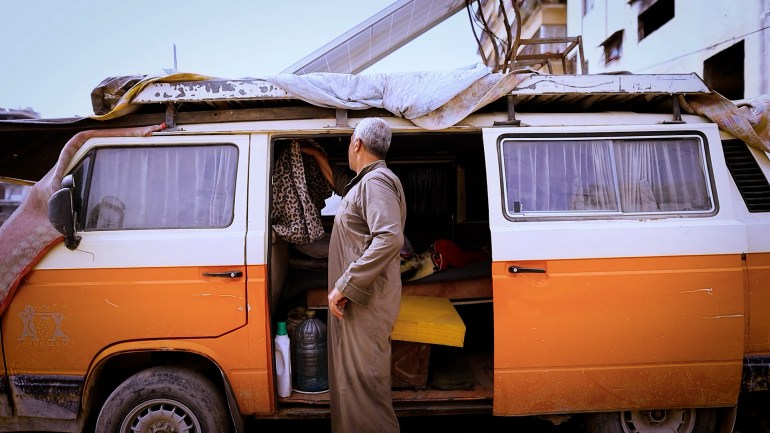 من داخل باص مهجور.. معلم غزة يدرّس معنى الصمود من داخل باص مهجور.. معلم غزة يدرّس معنى الصمود