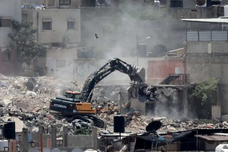 قوات الاحتلال تهدم عشرات المباني في مخيمي طولكرم ونور شمس upload image