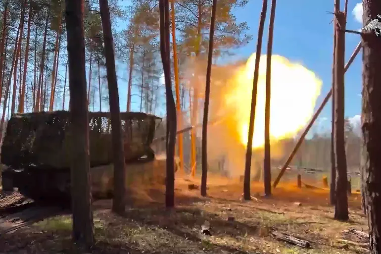 روسيا تقصف مطارا عسكريا بأوكرانيا وتبادل جديد للأسرى upload image