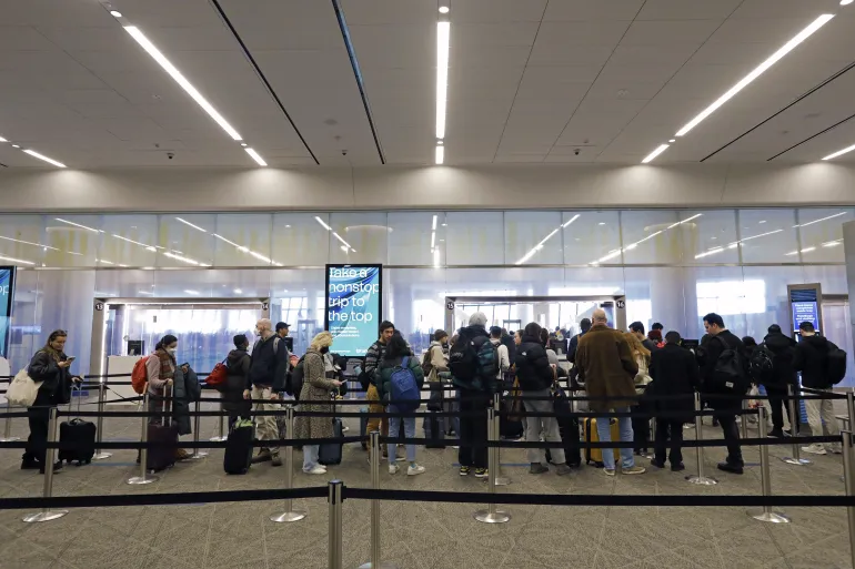 5 أسئلة تشرح حظر دخول رعايا 12 دولة إلى الولايات المتحدة upload image