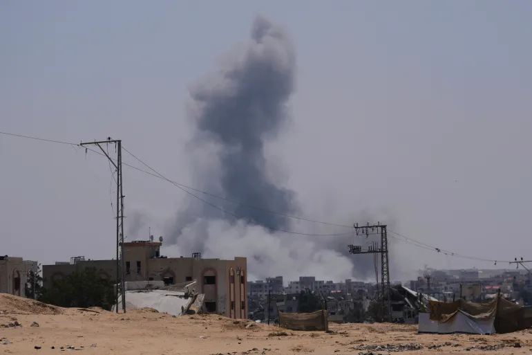 32 شهيدا بغزة والاحتلال يستهدف مركزي توزيع مساعدات upload image