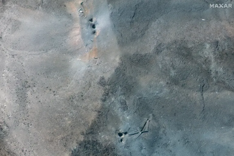 ما سبب ظهور "ثقوب" بجوار منشأة فوردو النووية بعد الضربة الأميركية؟ upload image