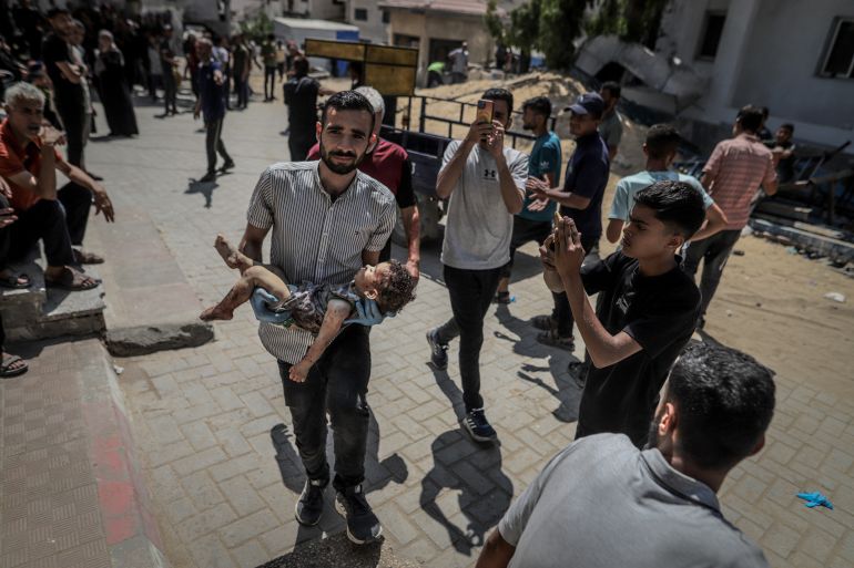 عشرات الشهداء والجرحى في غزة عشية العيد upload image