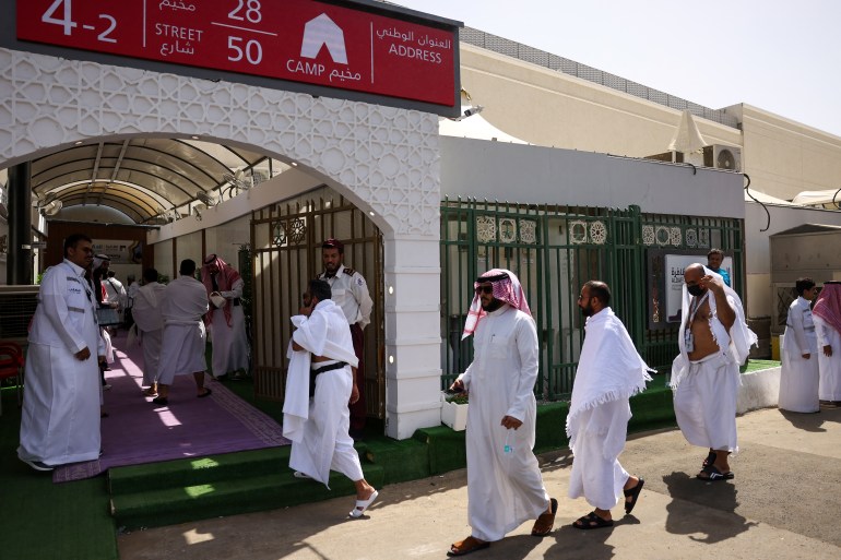 بالصور.. الحجاج في طريقهم إلى منى لقضاء يوم التروية بالصور.. الحجاج في طريقهم إلى منى لقضاء يوم التروية