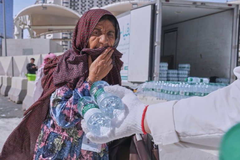 بالصور.. الحجاج في طريقهم إلى منى لقضاء يوم التروية بالصور.. الحجاج في طريقهم إلى منى لقضاء يوم التروية