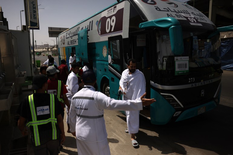 بالصور.. الحجاج في طريقهم إلى منى لقضاء يوم التروية بالصور.. الحجاج في طريقهم إلى منى لقضاء يوم التروية